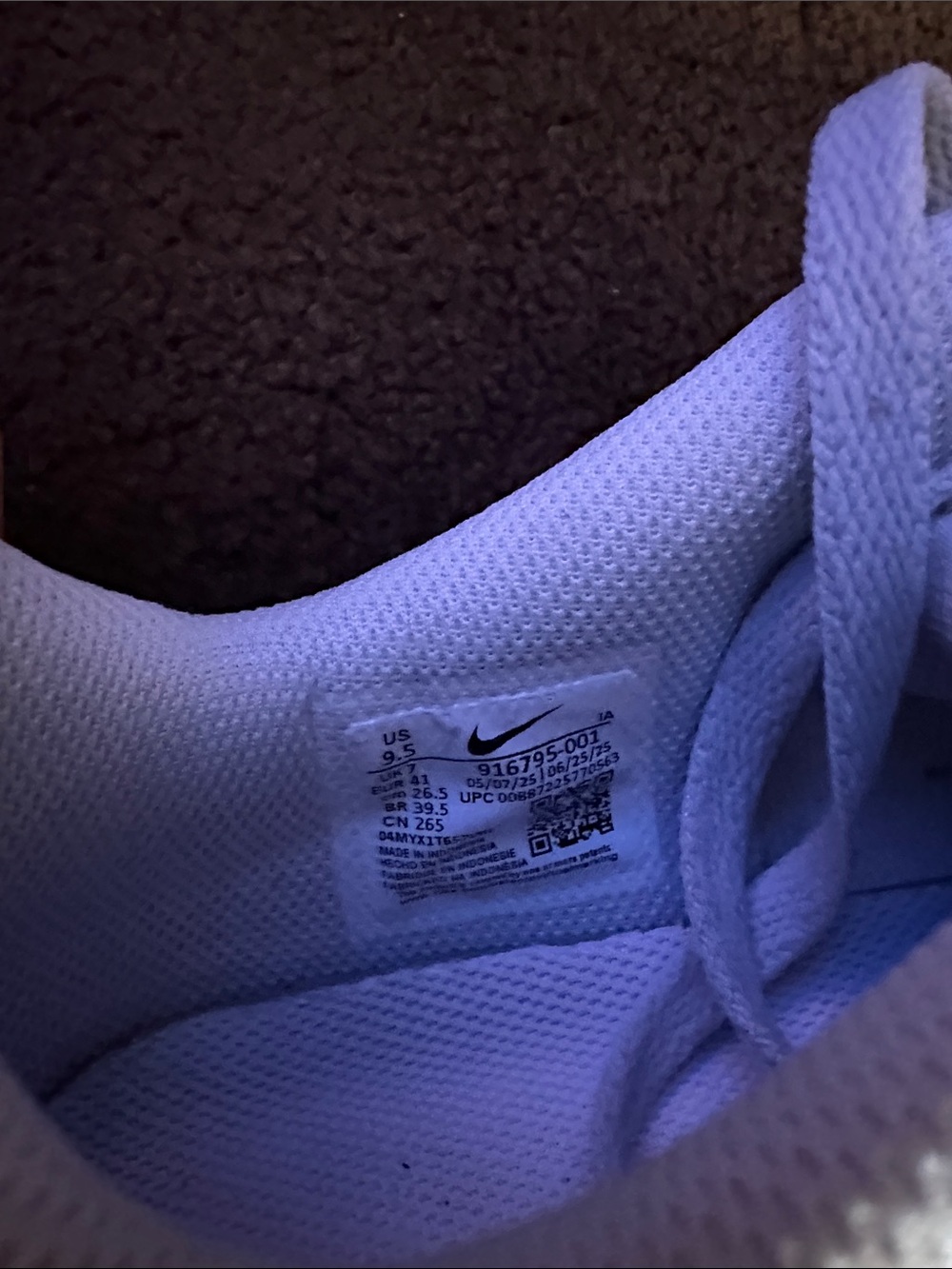 Like New Nikes - Picture 2 of 5